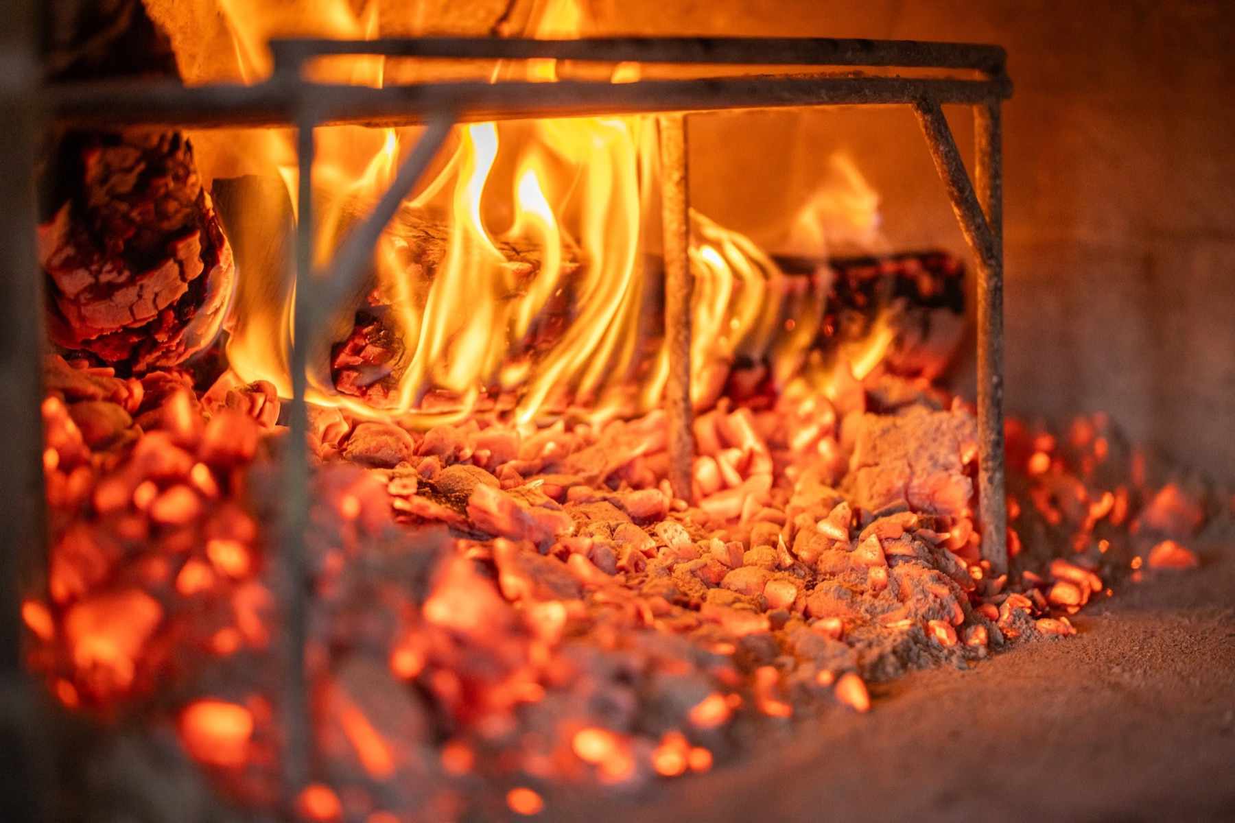 Horno de leña encendido