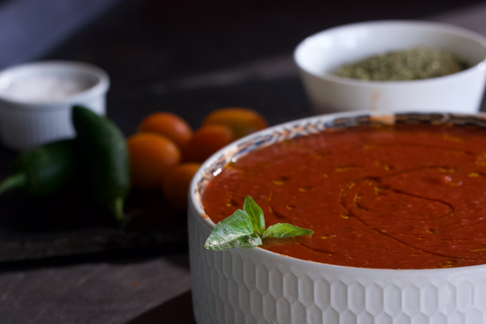 Salsa pomodoro casera con albahaca fresca y tomates cherry, base de las pizzas de Los Juanchos